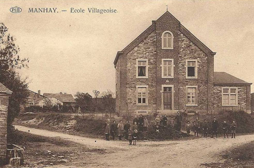 Oude school in Manhay, is nu gemeentehuis